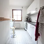 Zimmer In Innenstadtwohnung בית אירוח