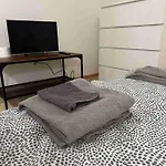 Zimmer In Innenstadtwohnung בית אירוח