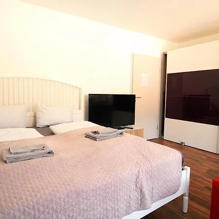 Zimmer In Innenstadtwohnung *